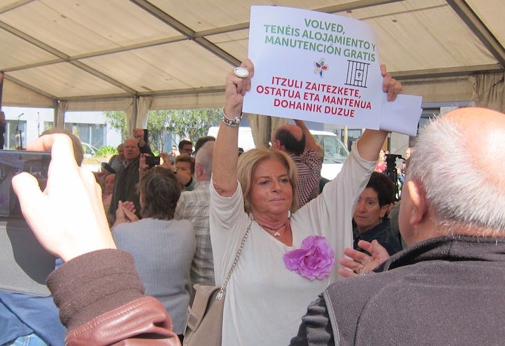 Consuelo Ordóñez, expulsada tras irrumpir en un acto de apoyo a ETA: "Fascistas fuera"