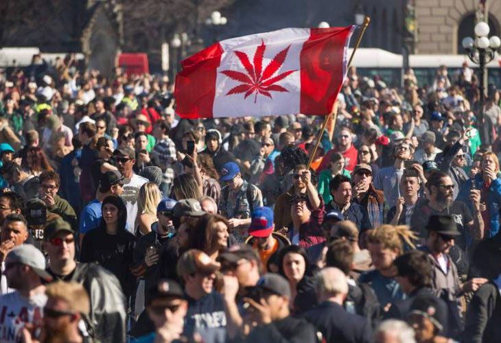 ¡Colas en Canadá para comprar marihuana!