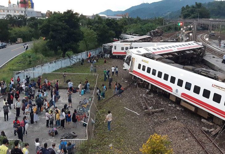Un tren descarrila en Taiwán y deja al menos 17 muertos y 100 heridos