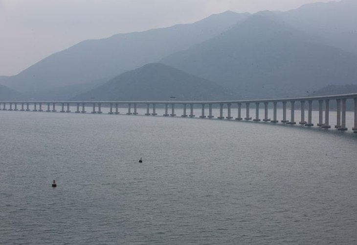 China inaugura un puente de 55 kilómetros sobre el mar