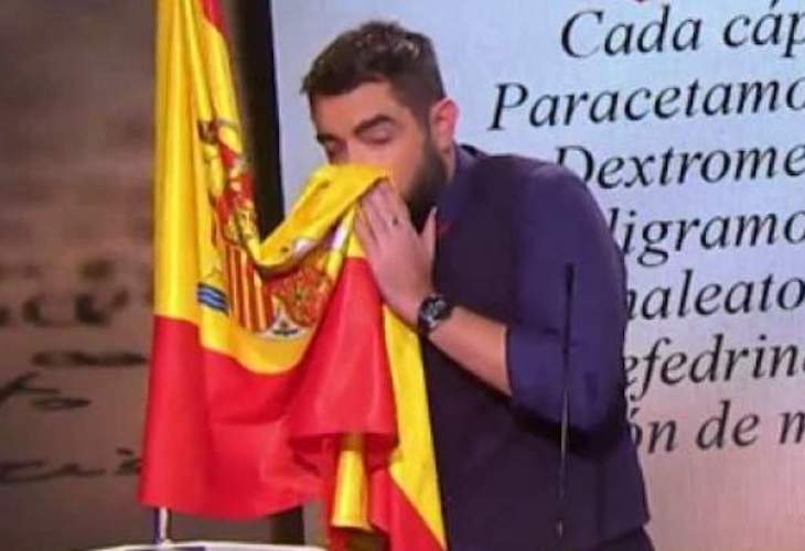 ¡Indignante! Dani Mateo se limpia los mocos con una bandera de España