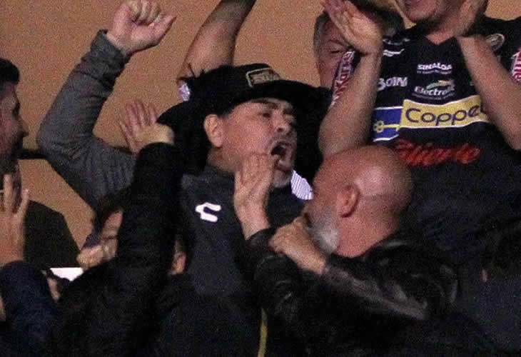 A Maradona se le va la olla y queda retratado peleándose con hinchas mexicanos
