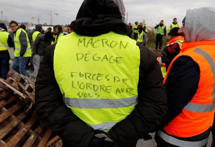 Macron cede ante los chalecos amarillos: 'STOP' a la subida del carburante