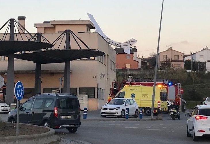 Una avioneta se estrella contra una gasolinera en Badia y mueren dos personas