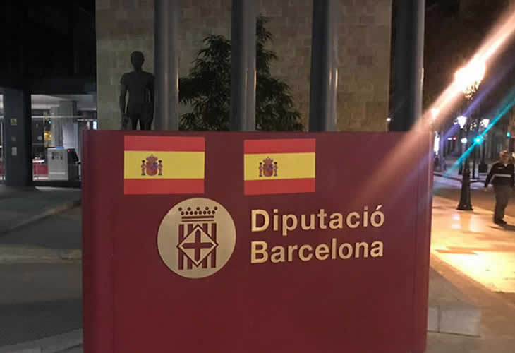 Barcelona amanece empapelada de banderas españolas