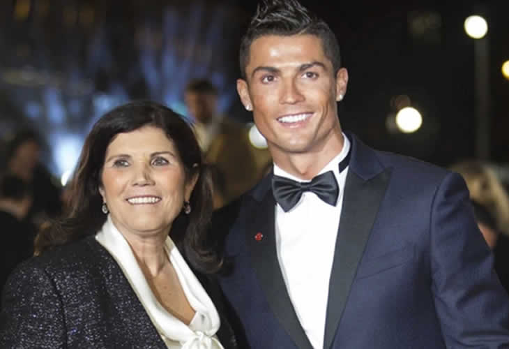 ¡Los terroríficos posados navideños de la madre de Cristiano Ronaldo!