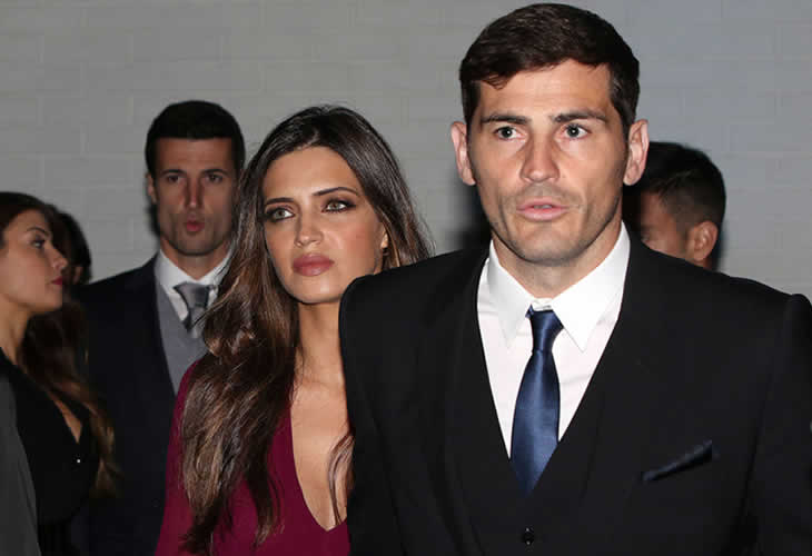 A Casillas se le va la mano al culo de Sara Carbonero