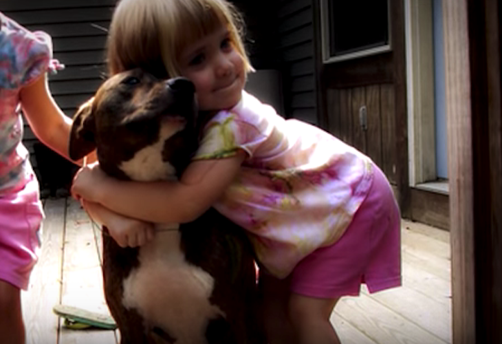 Así rescató una niña a Betsy, una perra de 'pelea' tirada en un contenedor