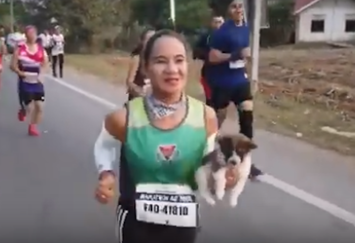 ¡Corazón de oro! ¡Corre una maratón con un cachorro perdido en brazos!
