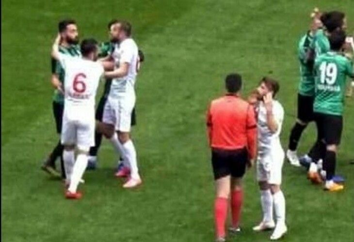 Ya hay castigo para el futbolista turco que acuchilló a sus rivales en el campo