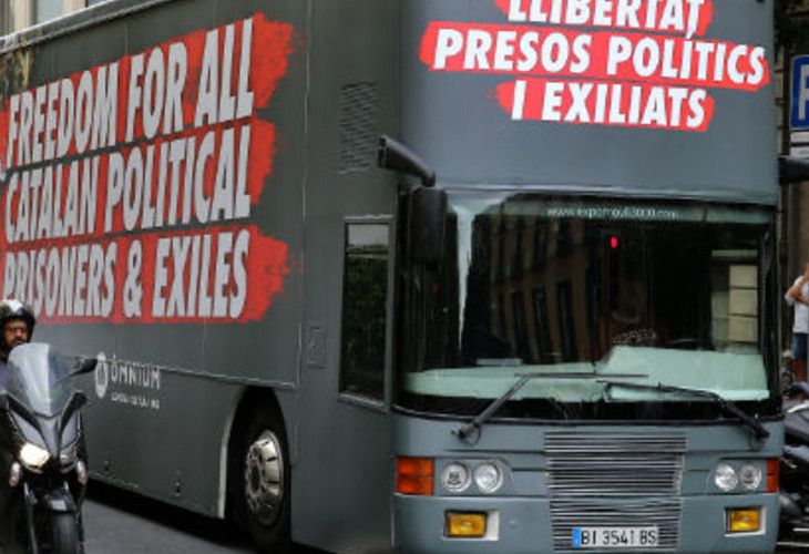 Òmnium fleta un autobús para lanzar mierda contra España