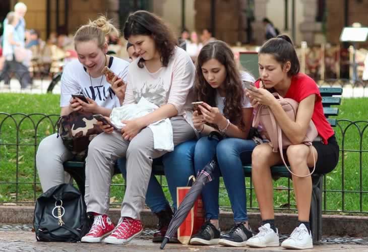 La Comunidad de Madrid prohíbe los móviles en la escuela pública