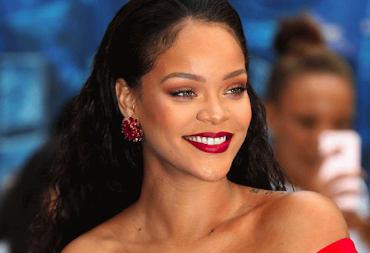 ¡¡Rihanna promociona su gloss con un infalible movimiento caribeño!!