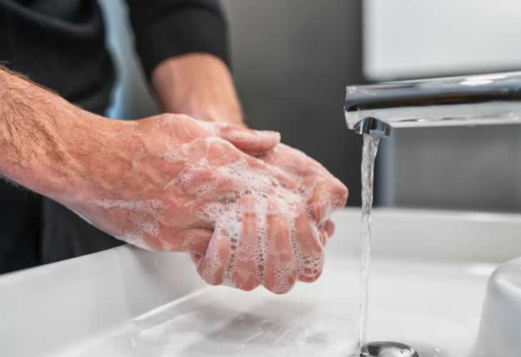 ¡Descubre cómo cuidar la piel de tus manos después de lavarlas y desinfectarlas!