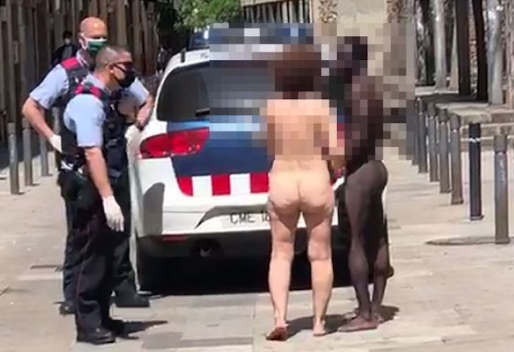 Un hombre y una mujer son detenidos después de pasearse en pelotas por Barcelona