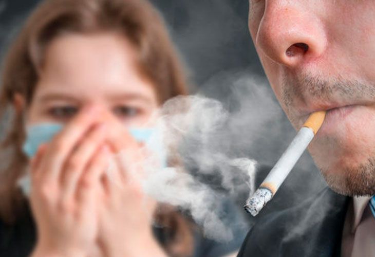 El tabaco mata... de coronavirus. ¿Por qué los neumólogos recomiendan no fumar al aire libre?
