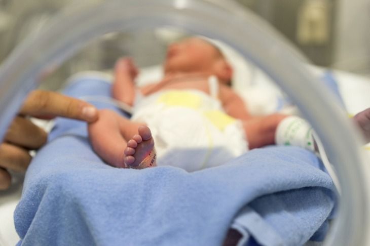 La increíble historia del bebé luchador que ha pasado 32 días en coma con coronavirus