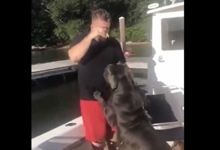 ¡¡Brutal!! Le enseña a su 'perrito' a dar la patita y acaba en el agua ¡¡Risas aseguradas!!