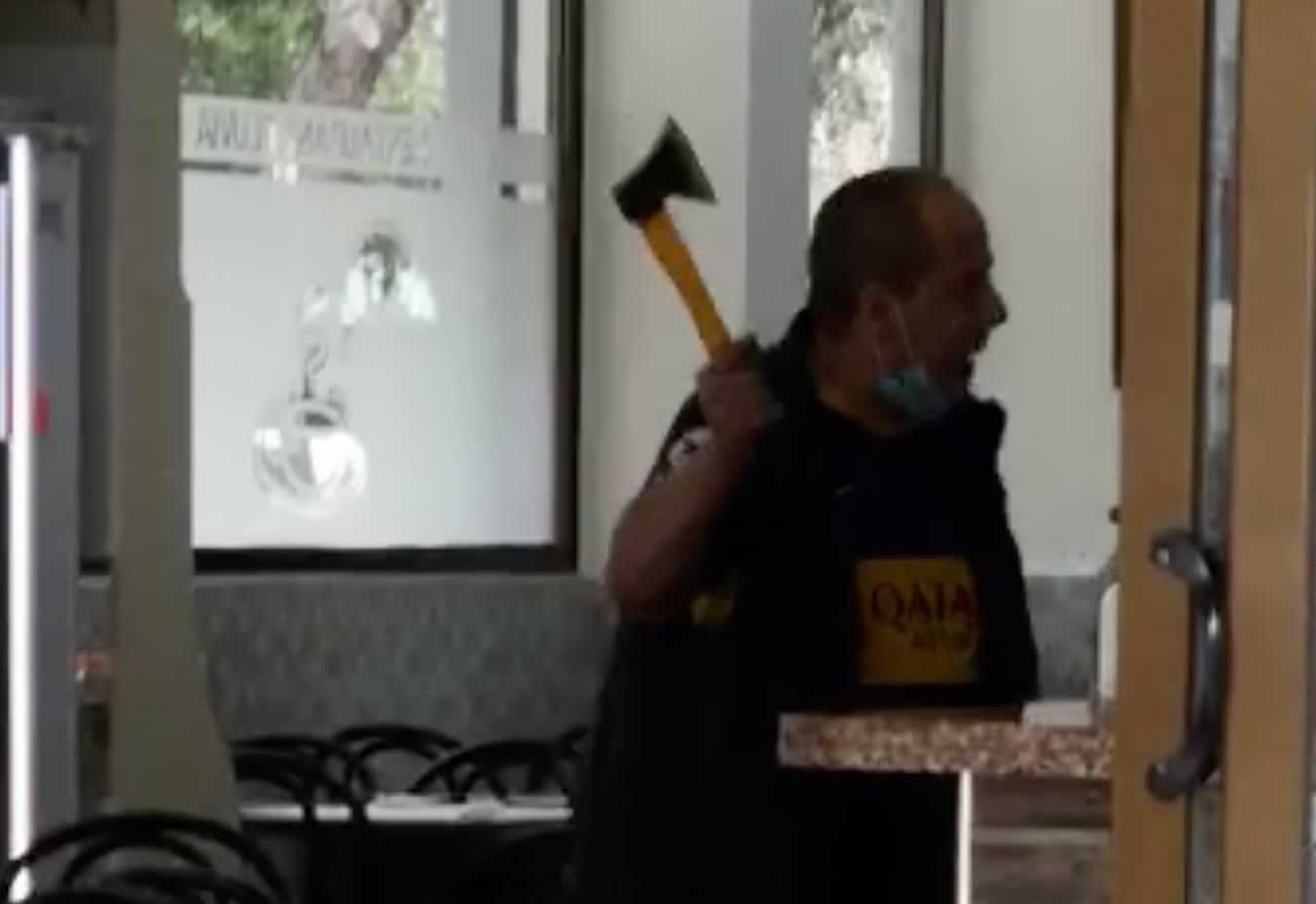 Vídeo terrible: ¡¡Un hombre atraca un bar de Barcelona con un hacha y pasa esto!!