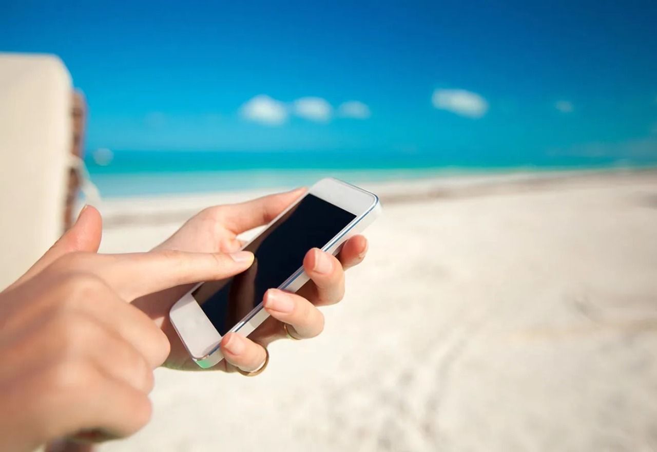 4 motivos por los que llevarte el móvil a la playa es una mala idea