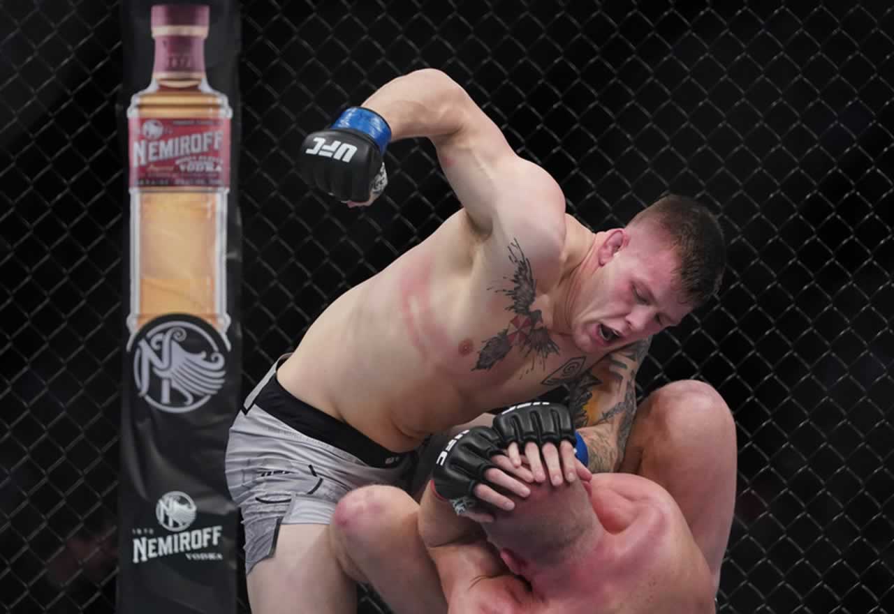 Vídeo UFC: Un luchador noquea a su rival y su reacción se hace viral
