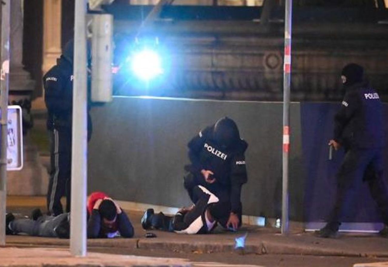 Última hora del ataque terrorista de Viena: ¡Ya son cuatro los muertos!