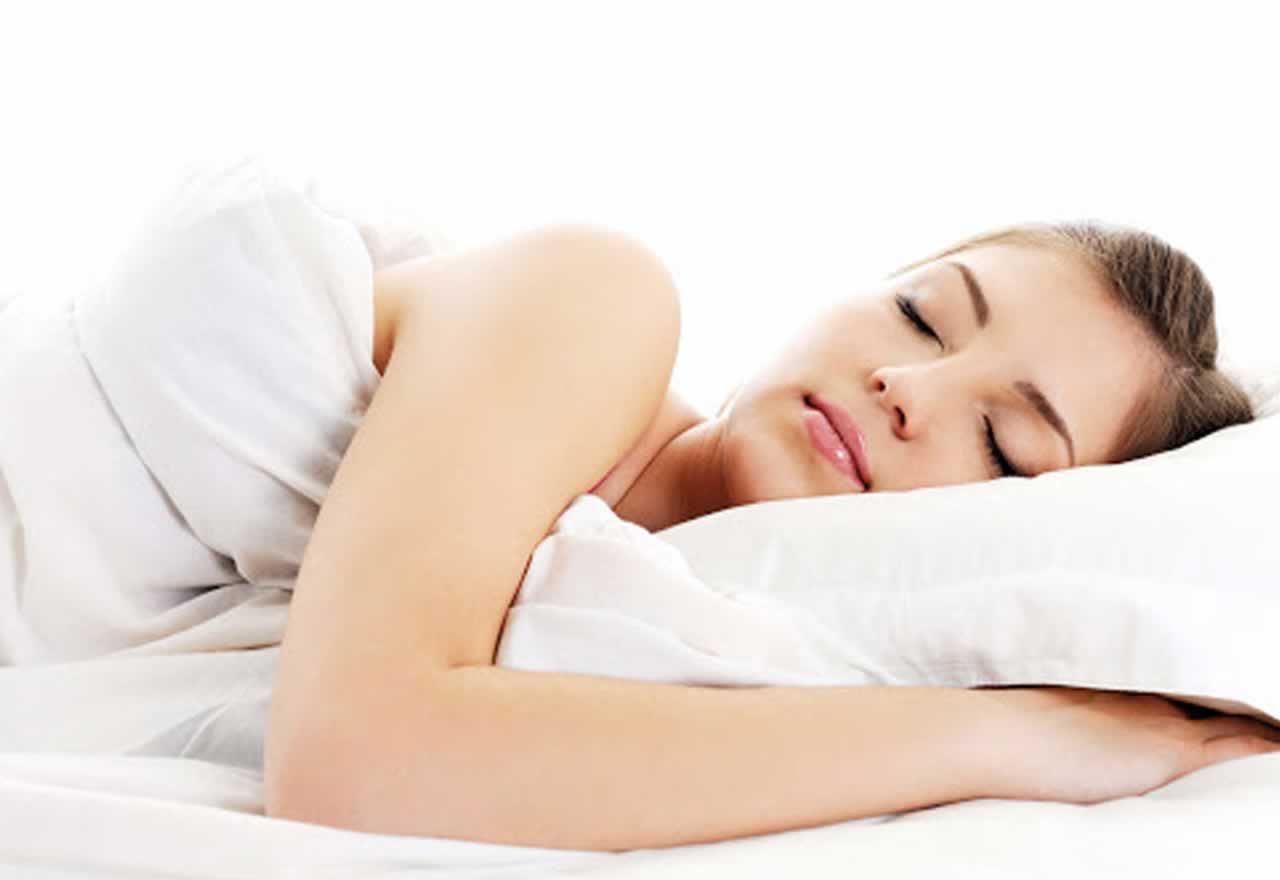 ¿Qué ventajas tiene dormir desnudo?