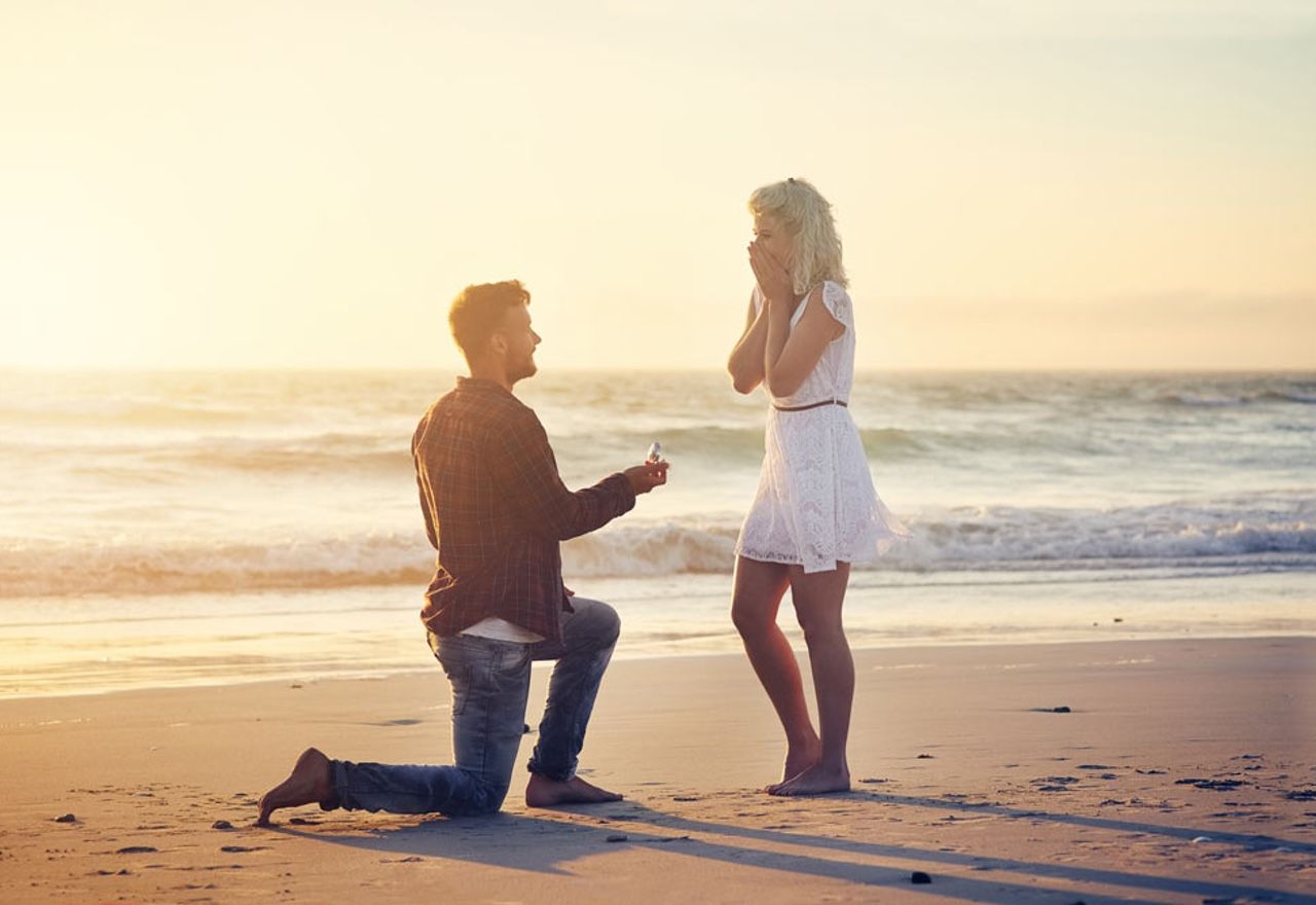 ¿Por qué se regala un anillo para sellar un compromiso prematrimonial?