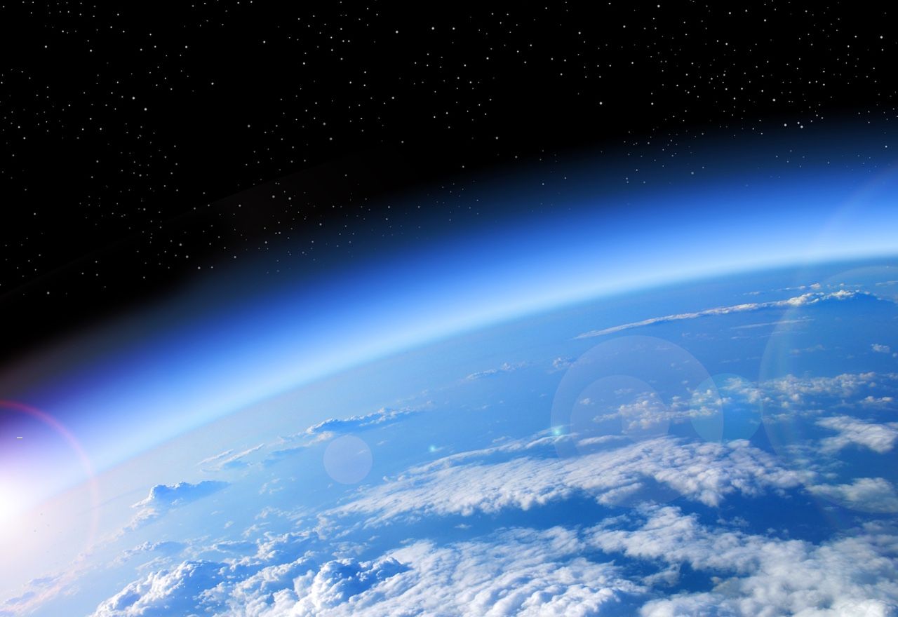¿Cuál es la función que la capa de ozono realiza en la Tierra?