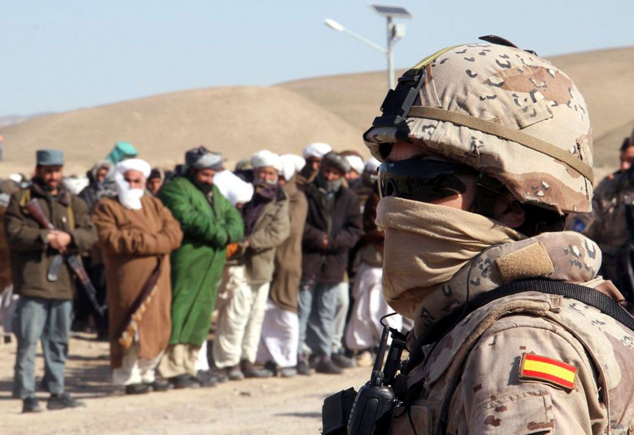 Los aliados de Pedro Sánchez se 'lían' con el conflicto talibán en Afganistán