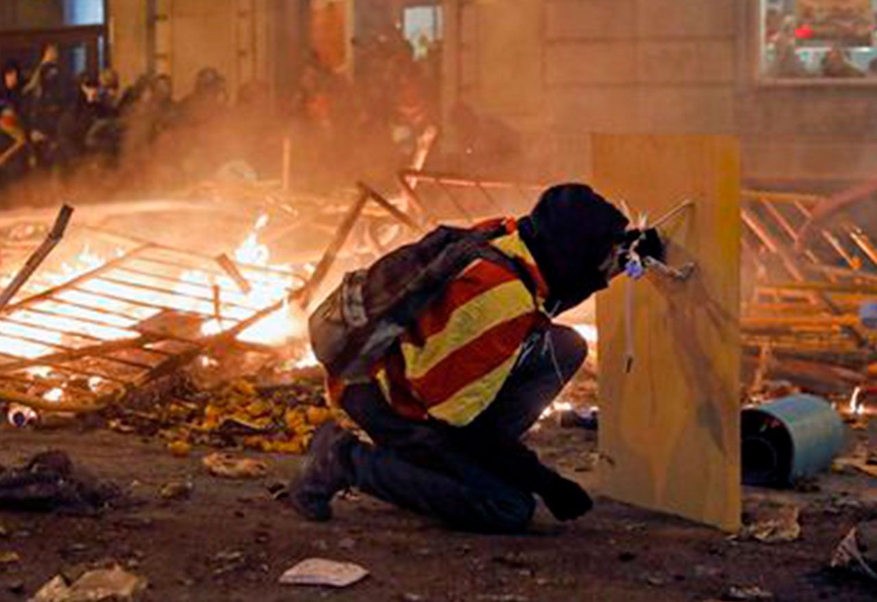 vuelve-la-violencia-en-cataluna-el-independentismo-prepara-escudos-para-enfrentarse-a-los-mossos-el-11-s