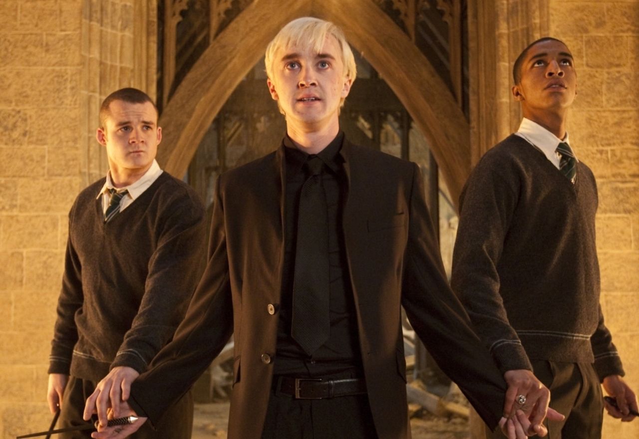 Draco Malfoy se somete al test de Hogwarts tras su desvanecimiento en un campo de golf y termina llorando