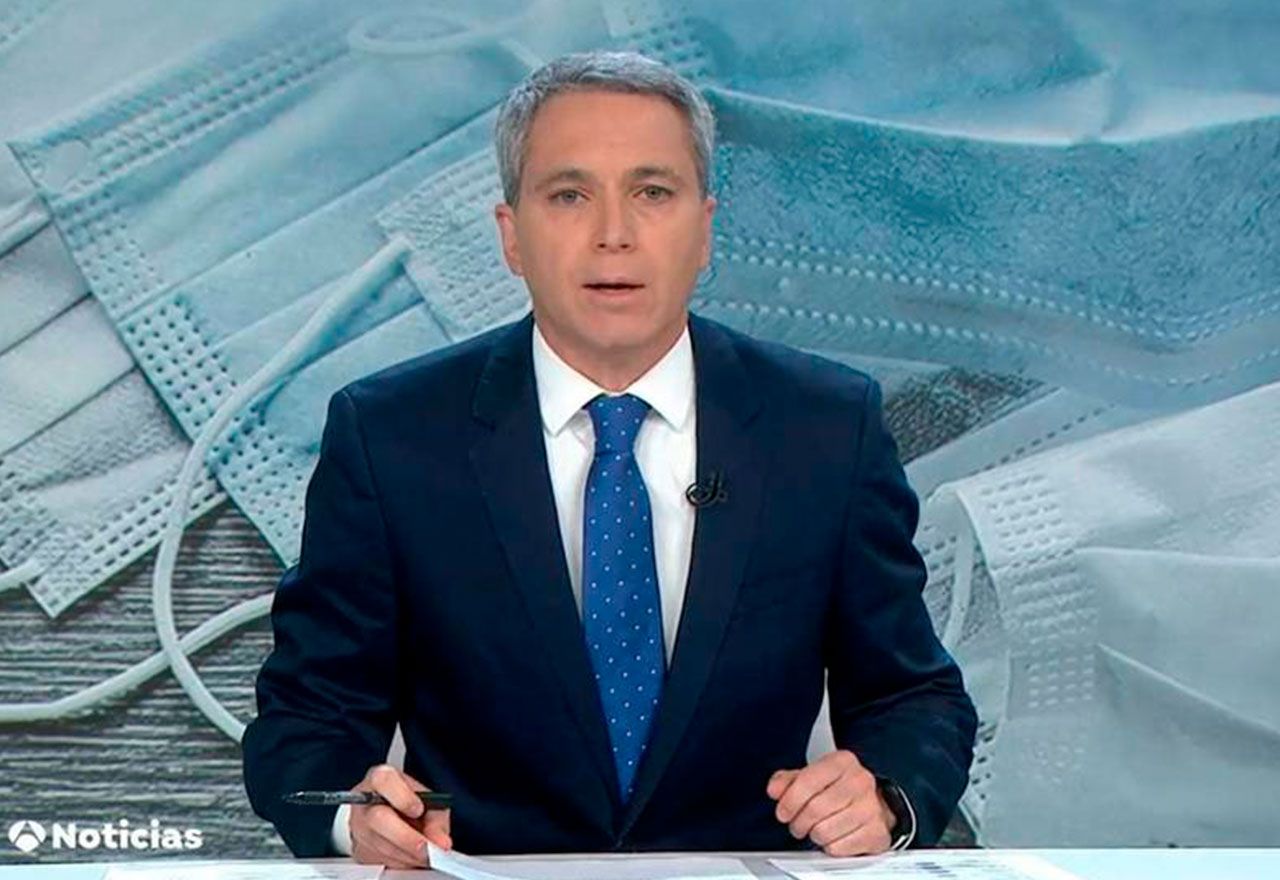 Vicente Vallés sufre el peor ataque de tos en directo y corta 'Antena 3 Noticias'
