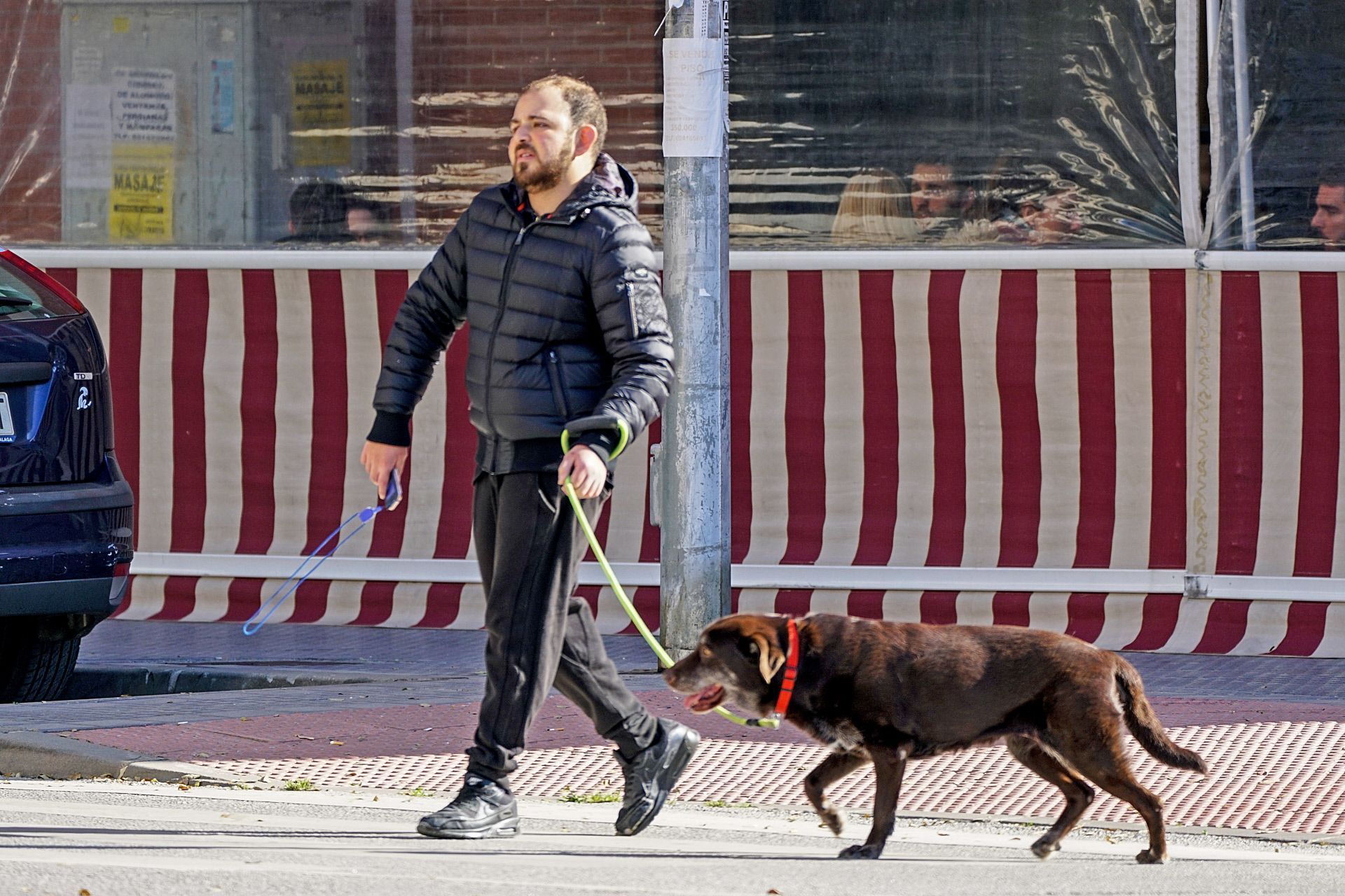 David Flores paseando al perro