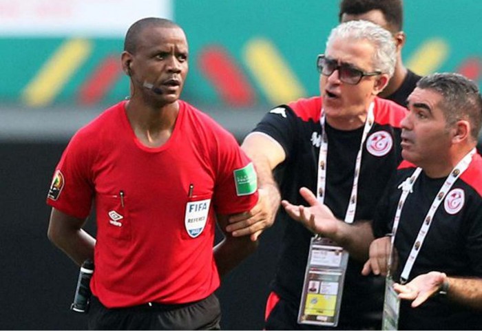 Escándalo en la Copa de África: un árbitro pita el final en el 85 y acaba en el hospital