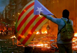 Descerebrados independentistas atacan la sede de Sociedad Civil Catalana 