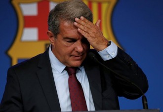 Los rumores de Araújo y el Real Madrid ponen a temblar a Joan Laporta: ha llamado a Florentino para pedir piedad 