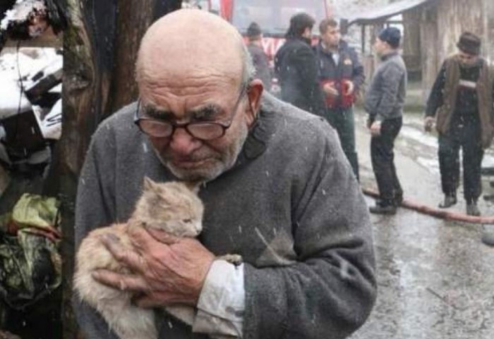 ¡¡¡Increíble!!!: La reacción de este anciano al descubrir que su gato sobrevive a un incendio te emocionará