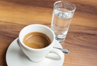 descubre-los-beneficios-que-provoca-tomar-un-vaso-de-agua-despues-del-cafe