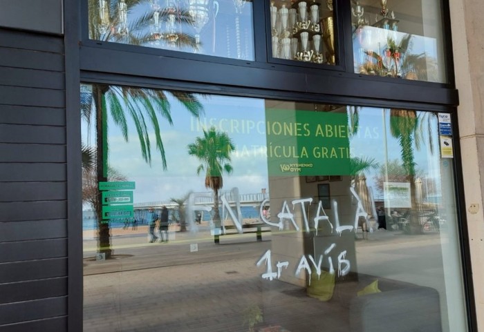 Graves amenazas a una asociación de vecinos por un cartel en castellano