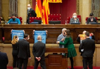 un-incidente-en-el-parlament-de-cataluna-obliga-a-parar-el-pleno-a-laura-borras