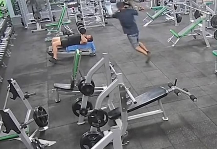 Vídeo espeluznante: brutal ataque con una pesa de 20 kilos en el gimnasio