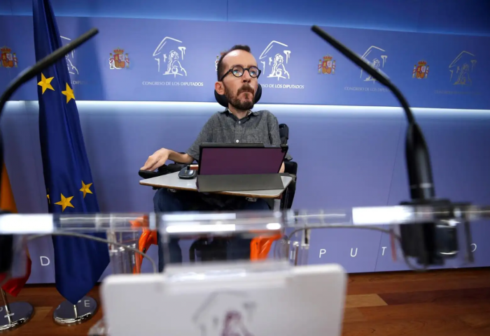 El gran secreto de Echenique sale a la luz: militó en un partido político 'enemigo' de Podemos