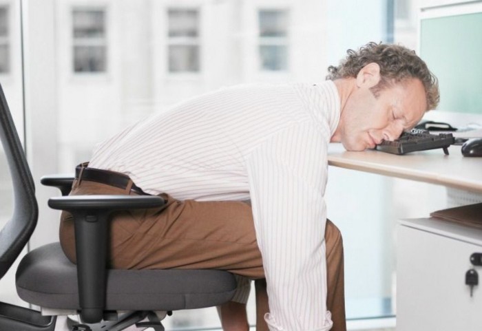 ¿Es beneficioso dormir la siesta en un descanso del trabajo?