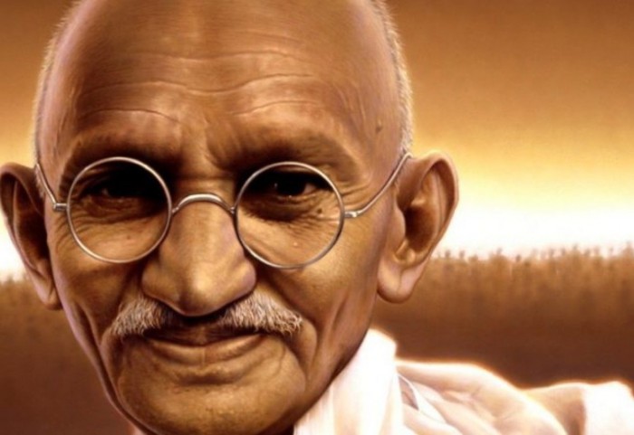 ¿Por qué Gandhi dormía siempre con una joven desnuda?