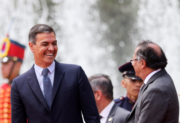 Pedro Sánchez se carcajea de la Casa Real en Colombia después de un desafortunado desliz