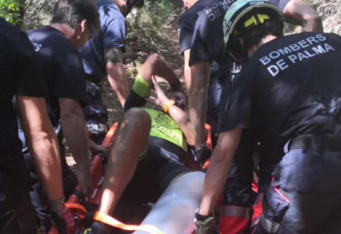 Este ciclista sobrevive de milagro a una caída mortal, pero su buena suerte no se acaba ahí