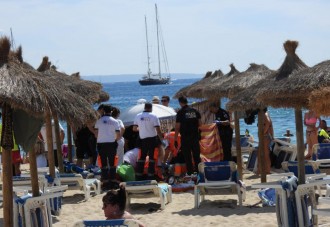 Tragedia en una playa española: muere una mujer mientras tomaba el sol