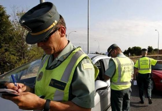 la-dgt-lanza-un-serio-aviso-a-los-conductores-la-ley-cambia-y-la-multa-asciende-a-300-euros