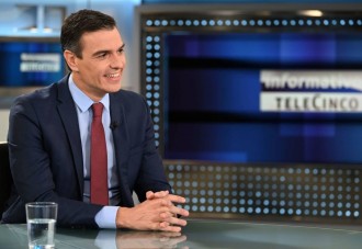 Pedro Sánchez pierde el norte: recurre a un conocido presentador de Telecinco para intentar arrebatarle la alcaldía a Almeida